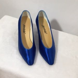 Mondolfo woman’s blue satin fabric 2 1/2” heeled dress/formal shoes size 6